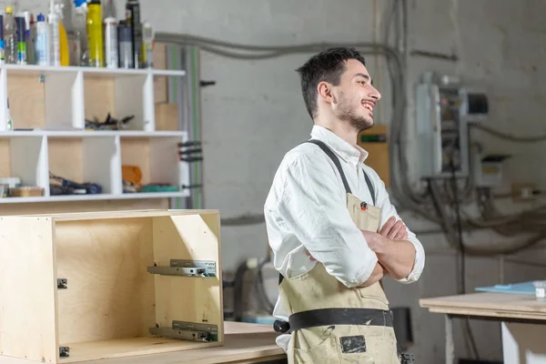 Meubelfabriek, kleine bedrijven en People concept-Young Worker werkt in een fabriek voor de productie van meubelen — Stockfoto