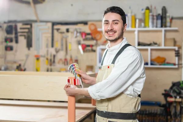 Kleine bedrijven, meubels en werknemers concept-knappe jonge man werken in de meubelfabriek — Stockfoto