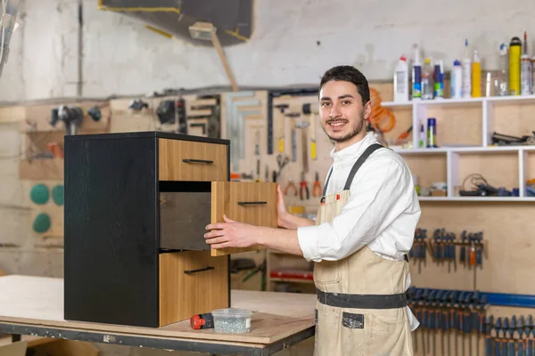 Mobilya fabrikası, Küçük Ölçekli Şirketler ve insan kavramı - mobilya üretiminde çalışan genç adam — Stok fotoğraf