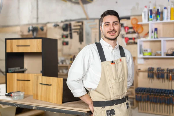 Meubelfabriek, kleine bedrijven en People concept-portret van een lachende mannelijke werker bij Manufacturing — Stockfoto