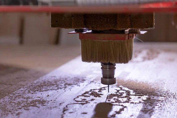 Trä, fabriken, produktions koncept-skär instrument och borste på fabriken — Stockfoto