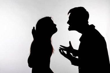 İlişki zorlukları, çatışma ve istismar kavramı - erkek ve kadın beyaz arka plan izole birbirlerine anlaşmazlık siluet bağırarak çığlık yüz yüze