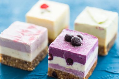 Fındık ve meyve ile çiğ vegan tatlı. Sağlıklı gıda ve yaşam tarzı kavramı