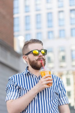 İş merkezinin arka planda suyu ile ayna gözlük şık bir genç hipster erkek alt görünümü portresi. Hafta sonu konseptinde şehir tatili.