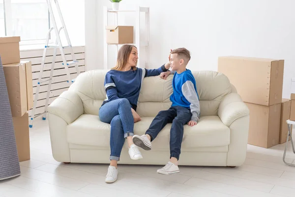 Задоволені щасливою білоруською матір'ю і сином щасливо спілкуються обговорюючи питання про нову квартиру під час вечірки вдома . — стокове фото