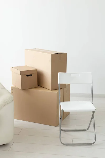 在居民搬进新公寓时带东西的盒子。购房的概念与搬家的麻烦. — 图库照片