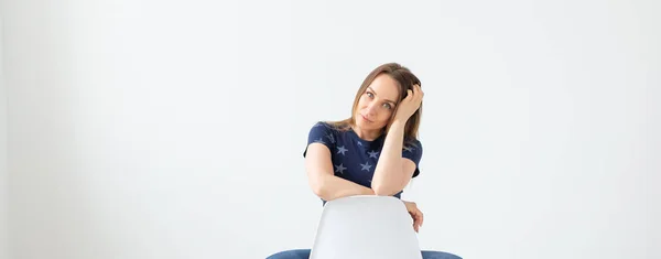 Assez belle femme élégante posant sur fond de mur blanc avec de l'espace de copie. Le concept d'une jeune femme forte et indépendante . — Photo