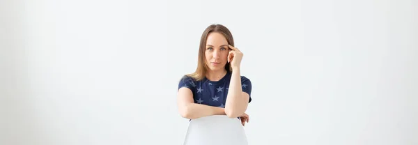 Pretty good looking stylish woman posing on white wall background with copy space. The concept of a strong independent purposeful young woman. — Stock Photo, Image