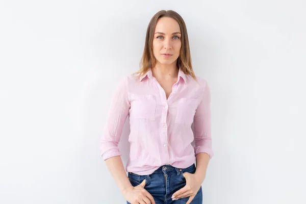 Muito bom olhar mulher elegante posando no fundo da parede branca. O conceito de uma jovem forte e independente . — Fotografia de Stock