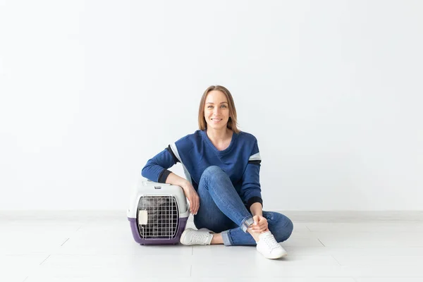 Belle femme positive et beau chat écossais gris plier dans son nouvel appartement après le déménagement. Réchauffement et animaux de compagnie concept . — Photo
