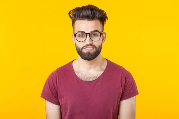 Retrato de um belo árabe jovem estudante do sexo masculino em camisa borgonha posando em um fundo amarelo. Conceito de oportunidade para os jovens — Fotografia de Stock