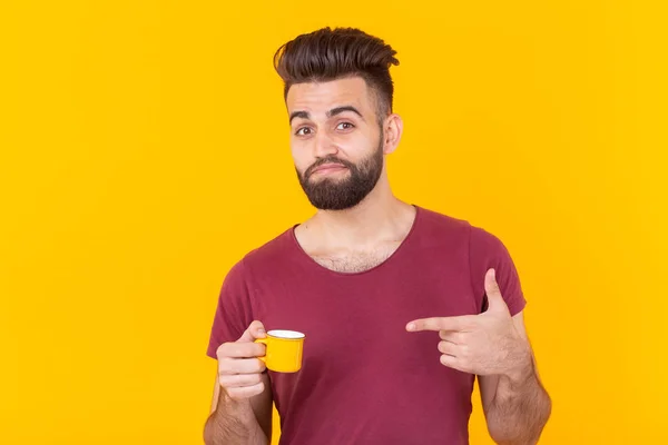 Arab ember pont egy csésze kávét sárga háttér-emberek kávéscsésze könnyű életmód koncepció — Stock Fotó