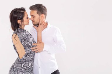 Genç çift dans latin dans bachata, merengue, salsa, kizomba. Kopyalama alanı ile beyaz arka plan üzerinde iki zerafet poz