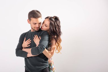 Tutkulu çift dans sosyal danse kizomba veya bachata veya semba veya taraxia beyaz arka plan üzerinde kopya alanı ile