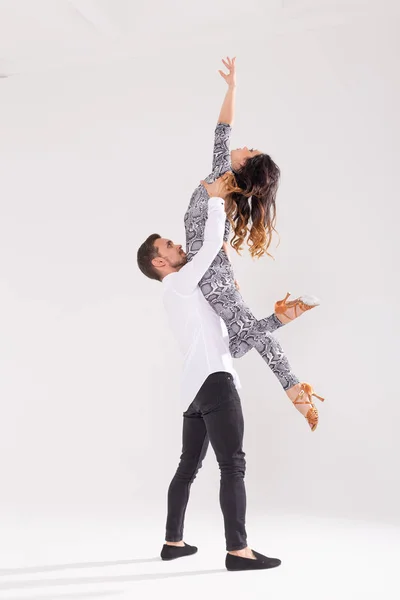 Jovem casal amor dançando social danse kizomba ou bachata sobre fundo branco com espaço de cópia — Fotografia de Stock