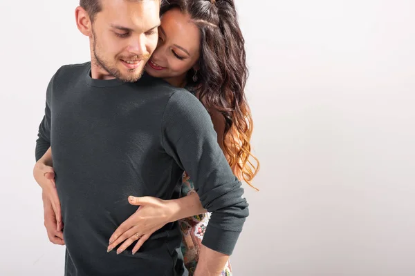 Unga kärlek par dansa social Danse Kizomba eller Bachata över vit bakgrund med kopia utrymme — Stockfoto