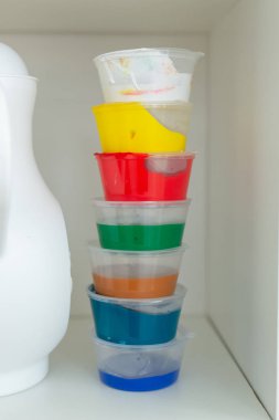 yaratıcılık, çizim ve hobiler - Çeşitli renklerde boya kaplar