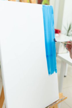 resim sanat sınıfları. çizim dersleri. beceri hayal gücü ve ilham. Şelon üzerinde resim oluşturma kadın.