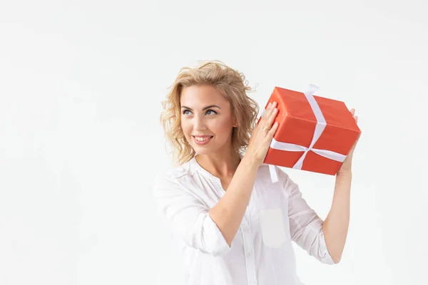 Holidays Concept-porträtt av en leende söt kvinna öppnings presentbox isolerad på en vit bakgrund med copyspace — Stockfoto