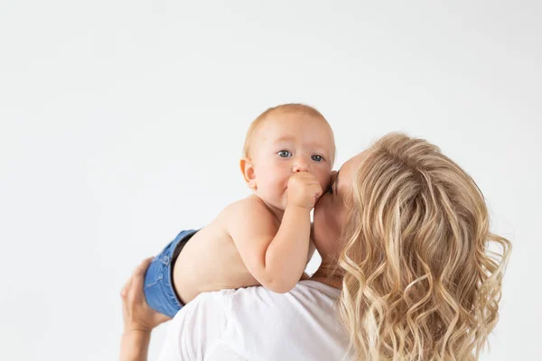 Tek ebeveyn, annelik ve bebeklik kavramı - Anne beyaz arka plan üzerinde tatlı bebek kız tutan — Stok fotoğraf