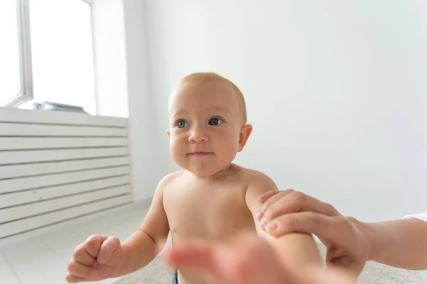 Barn, människor, spädbarns-och ålders begrepp-Beautiful Happy baby hemma — Stockfoto