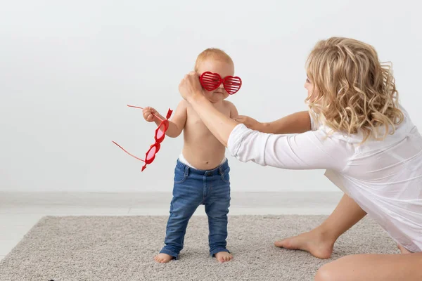 Children and single parent concept - mother playing with her baby. — Stock Photo, Image