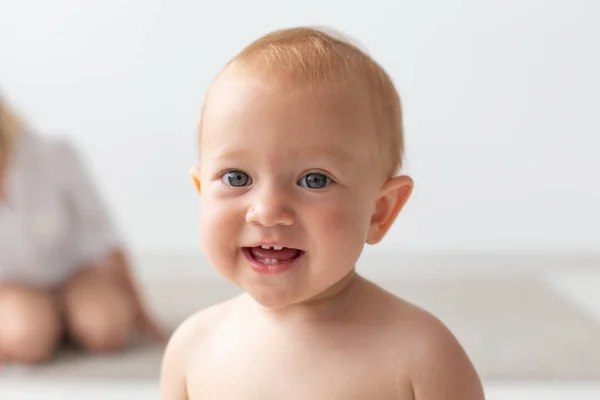 Childhood, babyhood, emotions and people concept - close up of happy little baby boy or girl at home — Stock Photo, Image