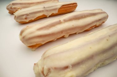 Beyaz sırlı eclairler. Ev yapımı eclairs kek.