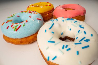 Sırlı farklı büyük çörekler. Çeşitli renkli çörekler çeşitleri