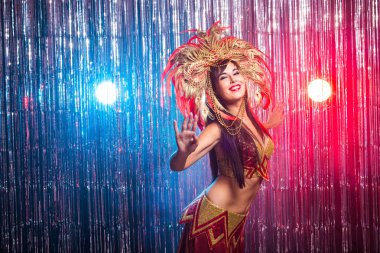 Karnaval, dansçı ve tatil konsepti - Kabare takım elbise güzellik esmer kadın ve doğal tüyler ve rhinestones ile başlık.