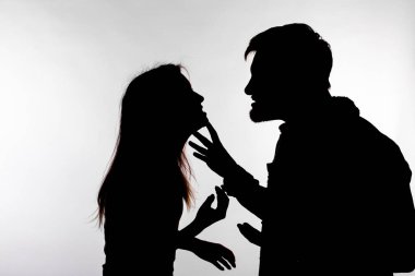 İlişki zorlukları, çatışma ve istismar kavramı - erkek ve kadın beyaz arka plan izole birbirlerine anlaşmazlık siluet bağırarak çığlık yüz yüze