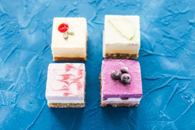 Fındık ve meyve ile çiğ vegan tatlı, üst görünümü. Sağlıklı gıda ve yaşam tarzı kavramı