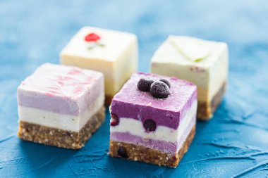 Fındık ve meyve ile çiğ vegan tatlı. Sağlıklı gıda ve yaşam tarzı kavramı