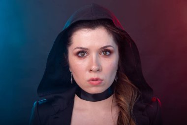 Cadılar Bayramı, tatil ve karnaval konsepti - gizemli siyah başlık ve yaka kadın