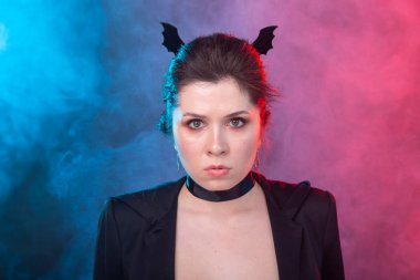 Cadılar Bayramı, tatil ve karnaval kavramı - gotik tarzı nda kadın portresi çok ciddi bakıyor