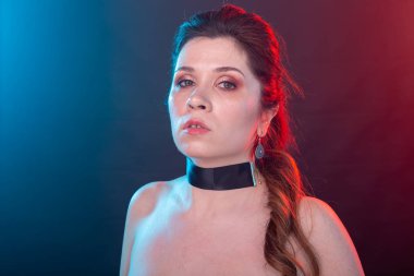 Cadılar Bayramı, tatil ve karnaval konsepti - gotik tarzda kadın.