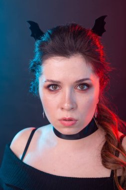 Cadılar Bayramı, tatil ve karnaval kavramı - gotik tarzı nda kadın portresi çok ciddi bakıyor