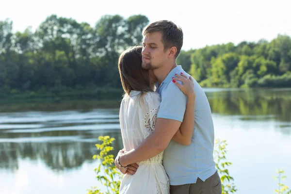 Feliz pareja romántica en el amor y divertirse al aire libre en el día de verano, belleza de la naturaleza, concepto de armonía —  Fotos de Stock