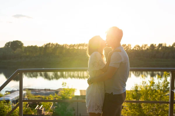 Meraviglioso giovane coppia abbraccio e godersi la vita insieme con naturale attività all'aria aperta stile di vita sulla natura e il tramonto in controluce . — Foto Stock