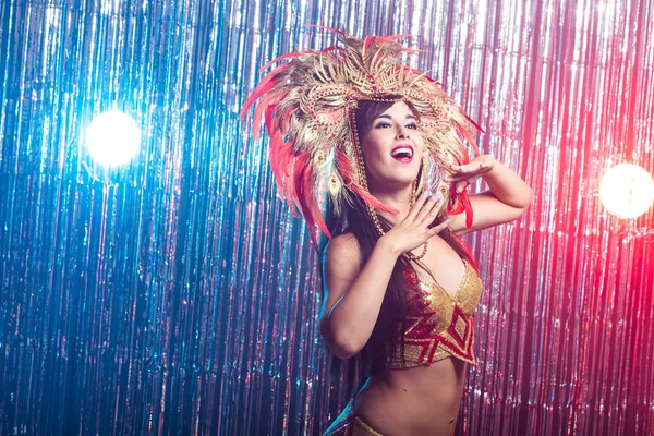 Conceito de cabaré, dançarino e feriados - Menina bonito em traje de carnaval colorido brilhante no fundo escuro — Fotografia de Stock