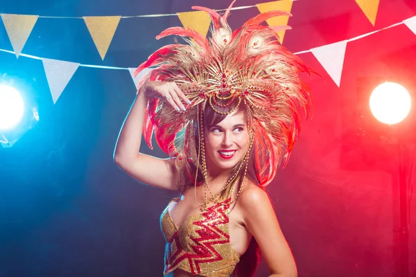 Karnevál, táncos és üdülési koncepció-portré egy szexi nő egy színes pazar karneváli toll öltöny. A női táncos éjszakai élete — Stock Fotó