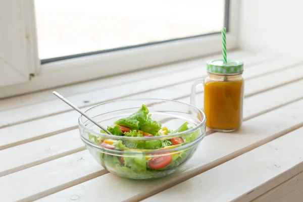 Salada de legumes e smoothies de frutas estão em um peitoril da janela branca. Conceito de estilo de vida saudável atividade física e nutrição adequada . — Fotografia de Stock