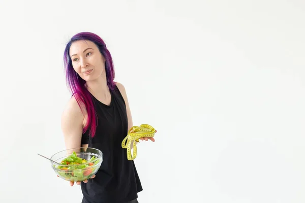 젊은 아시아 소녀 힙스터 는 복사 공간이있는 흰색 배경에 포즈를 취하는 측정 테이프와 야채 샐러드를 손에 들고 머리를 색칠했습니다. 건강한 식생활 개념. — 스톡 사진