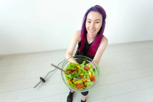 Jeune fille de fitness asiatique avec des cheveux colorés tenant dans les mains salade de légumes. Concept de saine alimentation . — Photo