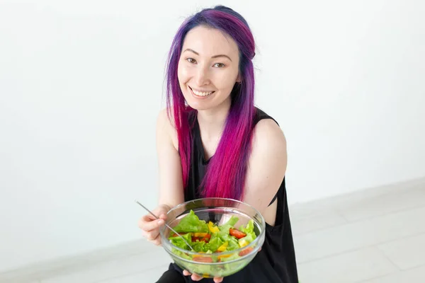 Jovem asiático fitness menina com cabelos coloridos segurando em mãos salada vegetal. Conceito de alimentação saudável . — Fotografia de Stock