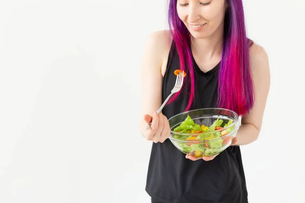 Positivo misto razza hipster ragazza con i capelli colorati mangiare una leggera insalata greca dopo l'allenamento fisico. Il concetto di corretta alimentazione e perdita di peso . — Foto Stock