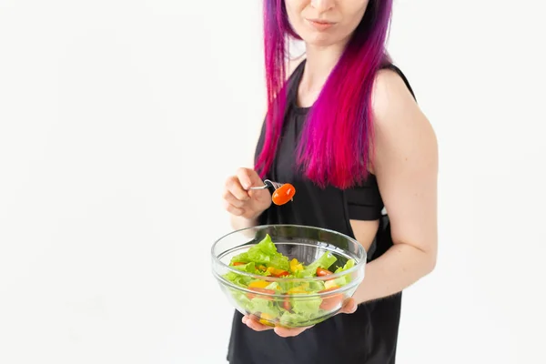 Primo piano di giovane ragazza fitness che tiene insalata di verdure. Concetto di stile di vita sportivo e corretta alimentazione . — Foto Stock