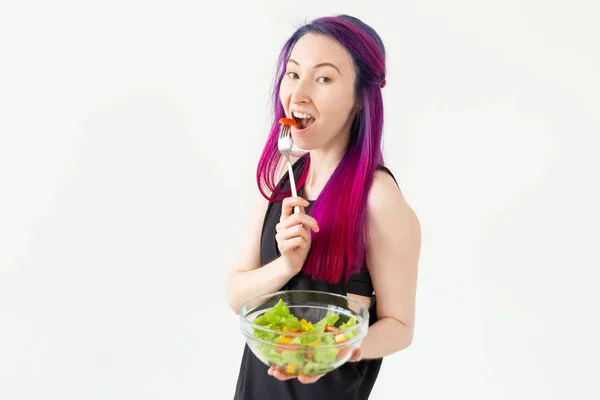 젊은 아시아 피트 니스 소녀 와 유색 머리 들고 손 야채 샐러드. 건강한 식생활 개념. — 스톡 사진