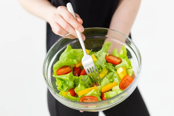 Close-up de fêmea segurando salada de legumes. Conceito de estilo de vida esportivo e nutrição adequada . — Fotografia de Stock