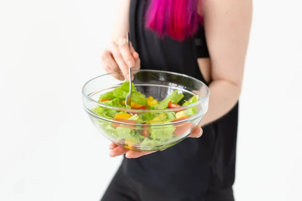 Close-up de menina segurando salada de legumes. Conceito de estilo de vida esportivo e nutrição adequada . — Fotografia de Stock